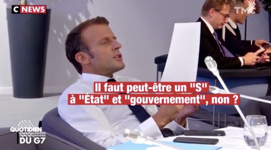 PHOTOS - Quand Emmanuel Macron se vexe pour une faute d'orthographe corrigée par son équipe