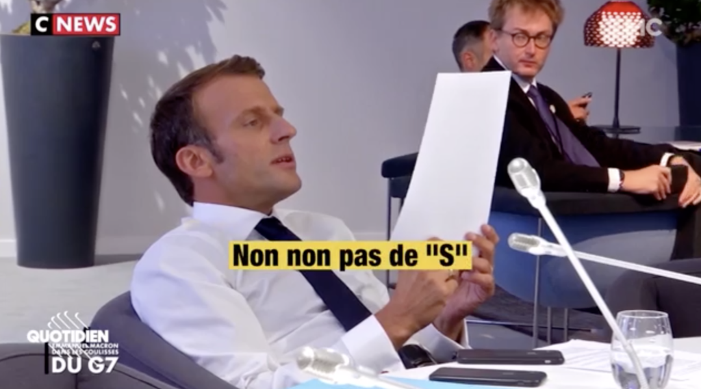 PHOTOS - Quand Emmanuel Macron se vexe pour une faute d'orthographe corrigée par son équipe