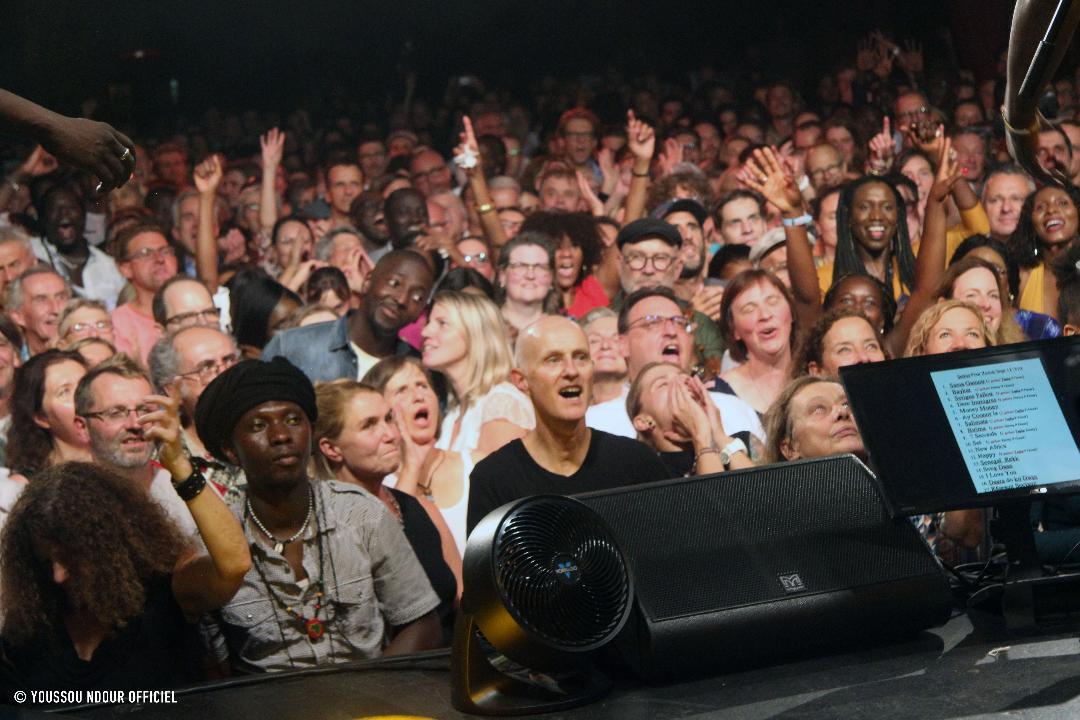 (PHOTOS) - Dans une Salle de Zurich, archi-comble : Les fans de Youssou Ndour refusent son départ de la scène