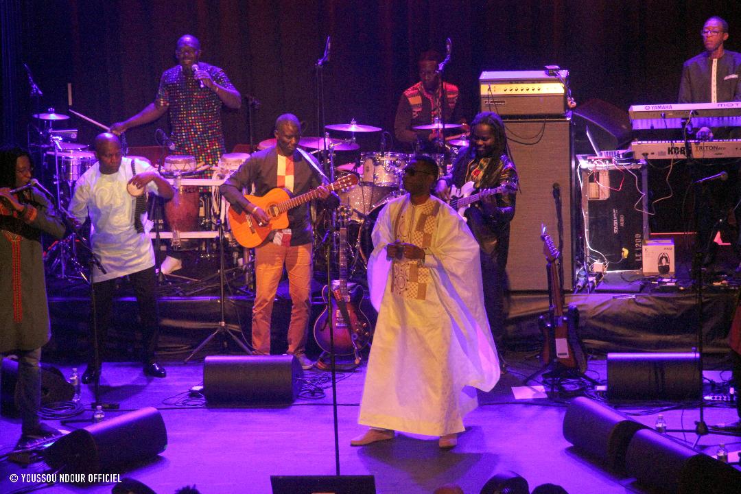 (PHOTOS) - Dans une Salle de Zurich, archi-comble : Les fans de Youssou Ndour refusent son départ de la scène