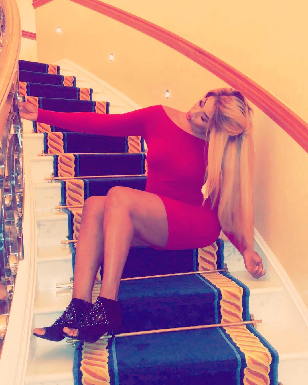 PHOTOS: Diaba Sora, la Kim Kardashian du Mali expose ses belles rondeurs