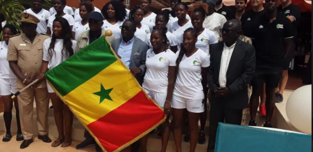 Tournoi Qualificatif Olympique: Le drapeau national remis aux Lionnes du Handball par Matar Ba