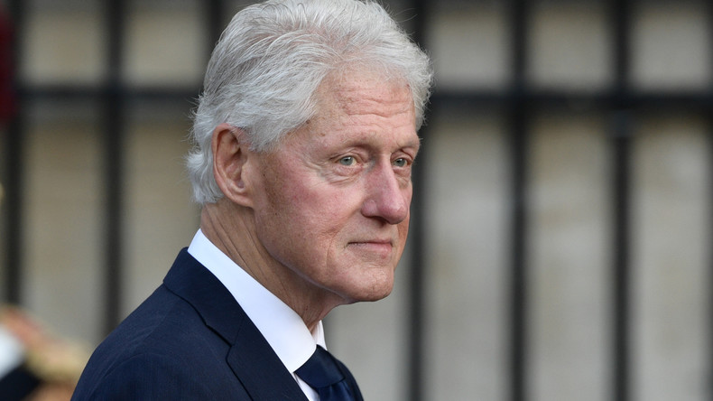 "Il va me manquer, vraiment", confie Bill Clinton lors de l'hommage à son ami Jacques Chirac