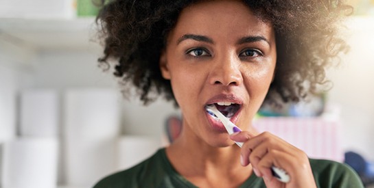 HYGIÈNE: pourquoi se brosser la langue peut être dangereux pour la santé ?