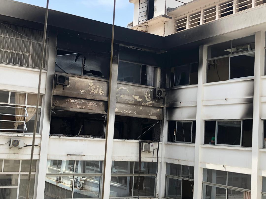 Incendie au Trésor : La situation est sous contrôle et le service fonctionne ( Le bureau d'un conseiller a pris feu )