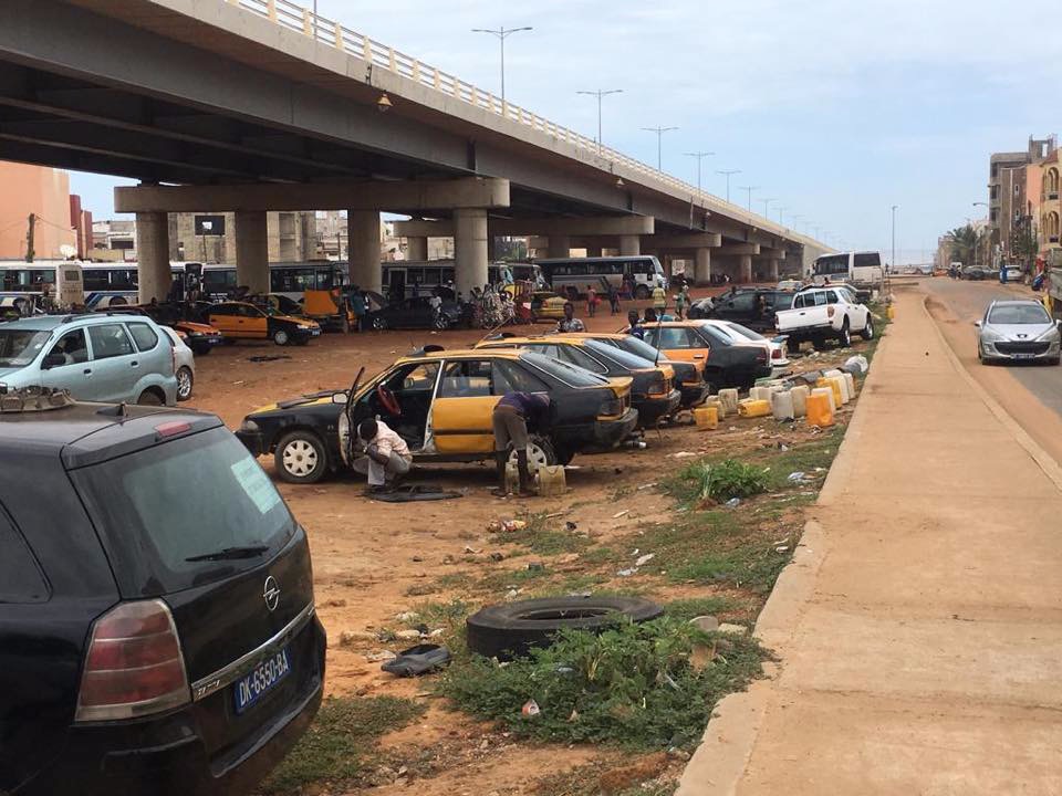 Déguerpis du parking du stade Léopold S. Senghor: Mécaniciens, laveurs de voitures...trouvent refuge sous le pont de la VDN 3
