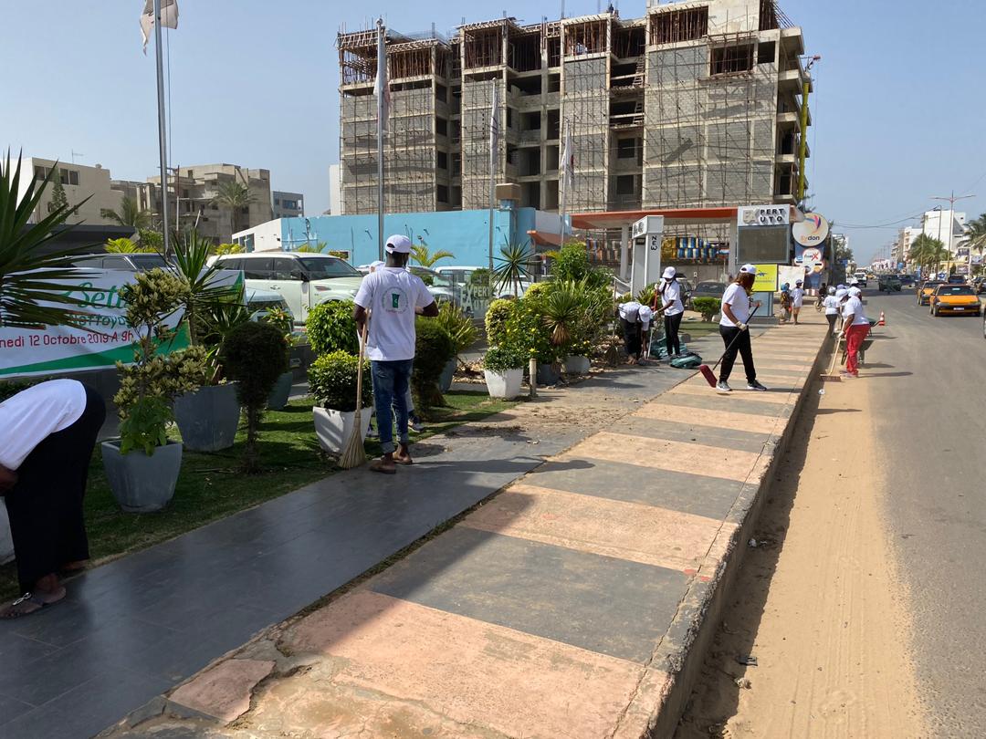 PHOTOS - Opération Set-Setal: L'entreprise Expert Auto nettoie la route des Almadies...