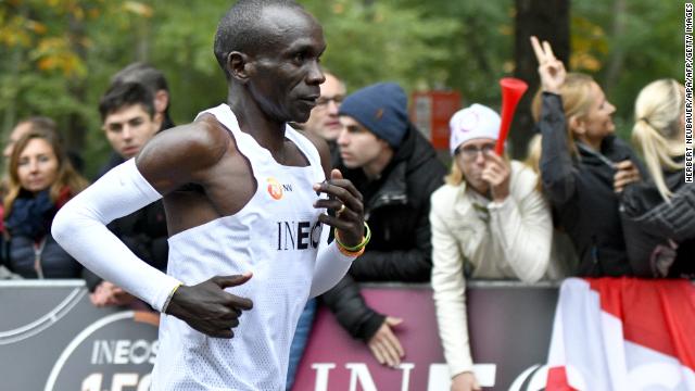 Le Kényan Eliud Kipchoge devient le premier homme à faire un marathon en moins de 2 heures