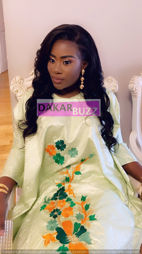 PHOTOS - Admirez les deux magnifiques tenues de la femme d'Abba No Stress lors du baptême de sa fille