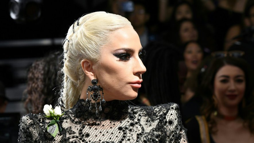 Las Vegas: Lady Gaga chute en plein concert