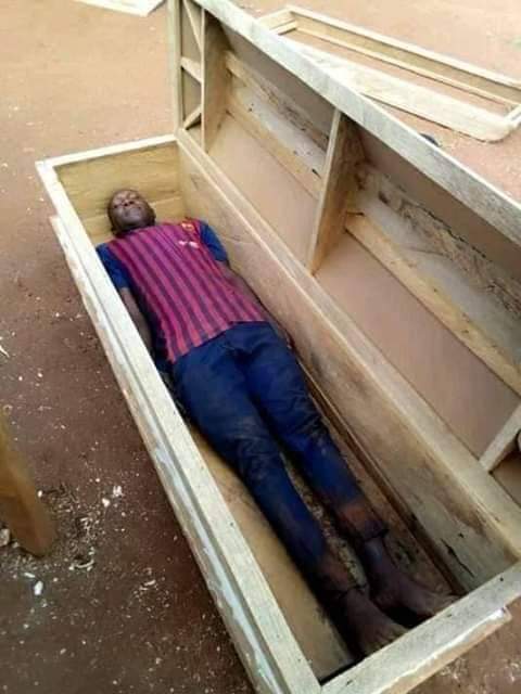 Nigéria: Il prend un selfie dans un cercueil et décède le lendemain (photos)