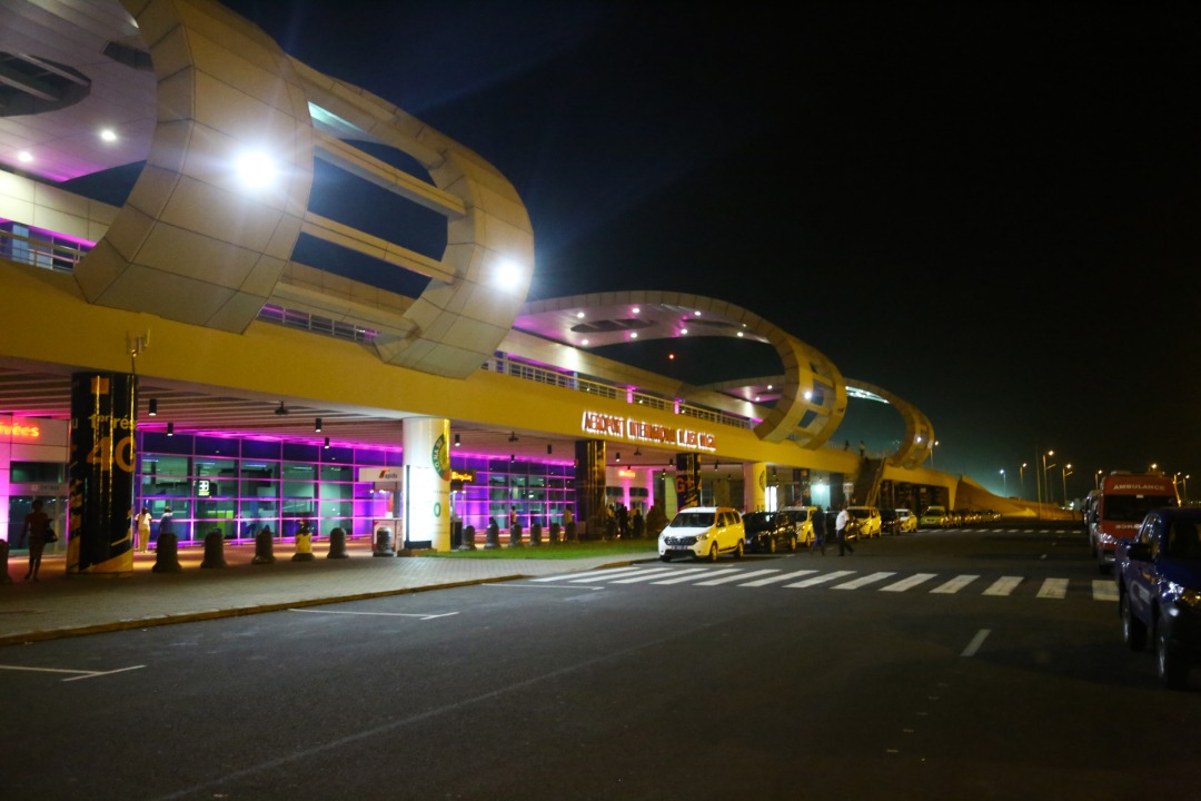 Octobre rose: Illumination de l’aérogare de l’aéroport Dakar Blaise Diagne en rose, pour interpeller… Octobre rose: Illumination de l’aérogare de l’aéroport Dakar Blaise Diagne en rose, pour interpeller…