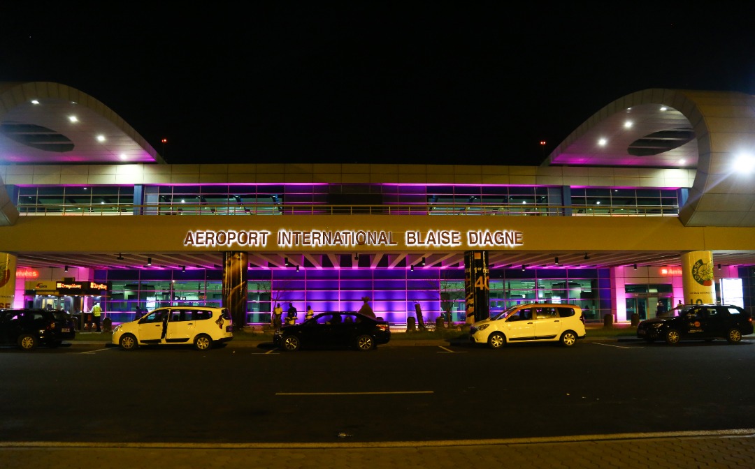 Octobre rose: Illumination de l’aérogare de l’aéroport Dakar Blaise Diagne en rose, pour interpeller… Octobre rose: Illumination de l’aérogare de l’aéroport Dakar Blaise Diagne en rose, pour interpeller…