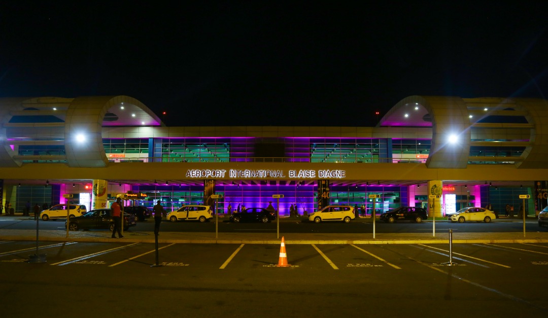 Octobre rose: Illumination de l’aérogare de l’aéroport Dakar Blaise Diagne en rose, pour interpeller… Octobre rose: Illumination de l’aérogare de l’aéroport Dakar Blaise Diagne en rose, pour interpeller…