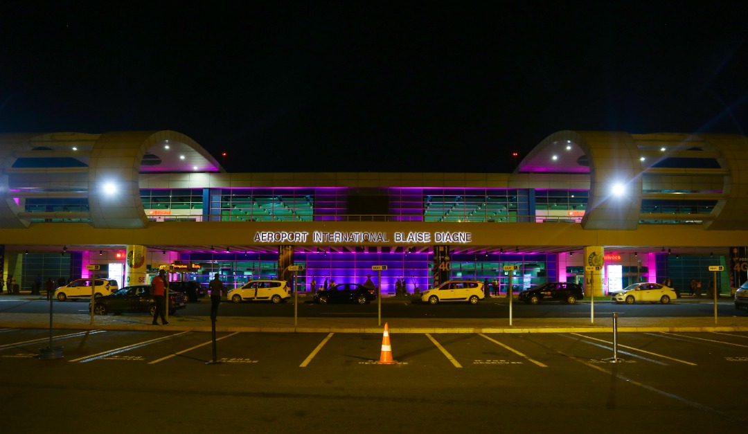 Octobre rose: Illumination de l’aérogare de l’aéroport Dakar Blaise Diagne en rose, pour interpeller…