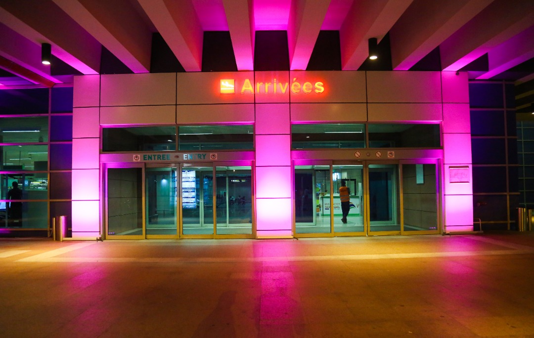 Octobre rose: Illumination de l’aérogare de l’aéroport Dakar Blaise Diagne en rose, pour interpeller… Octobre rose: Illumination de l’aérogare de l’aéroport Dakar Blaise Diagne en rose, pour interpeller…