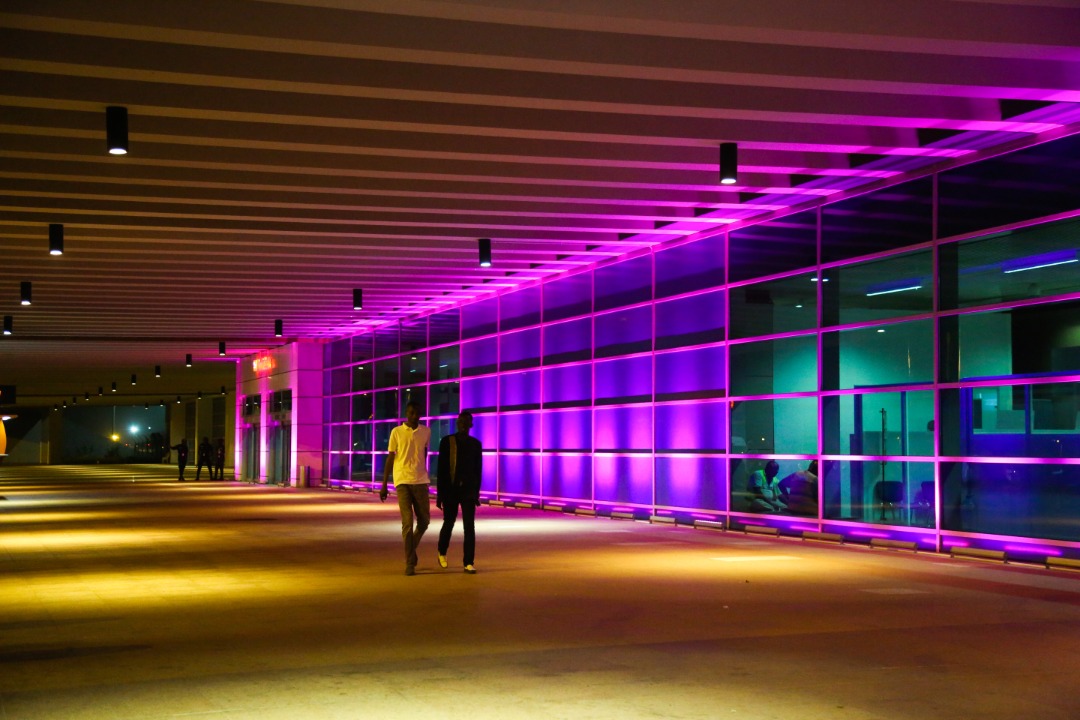 Octobre rose: Illumination de l’aérogare de l’aéroport Dakar Blaise Diagne en rose, pour interpeller…