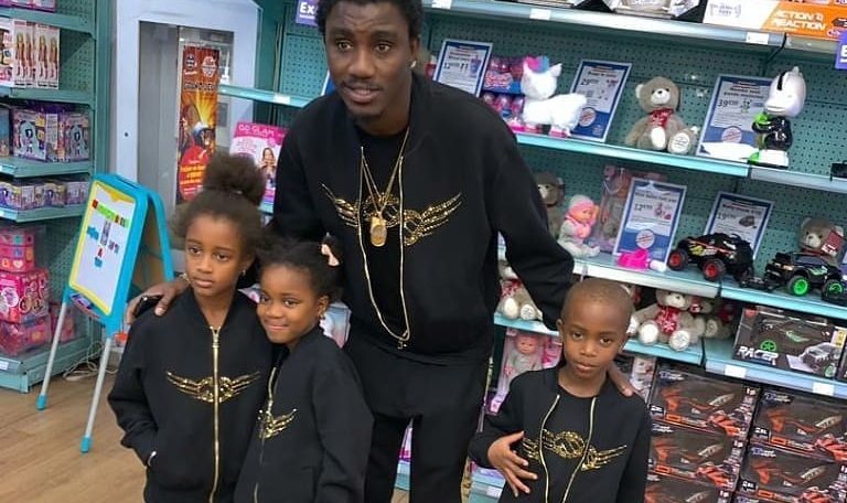 PHOTOS - Wally Seck en toute complicité avec ses enfants à Paris