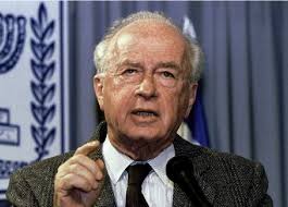1995: Assassinat du Premier ministre israélien Yitzhak Rabin à Tel-Aviv, par un juif d'extrême droite