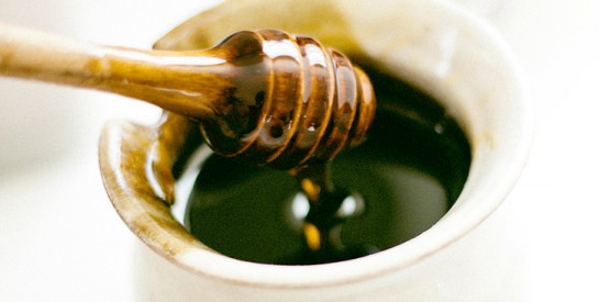Masque miel et thé pour lutter contre l'acné