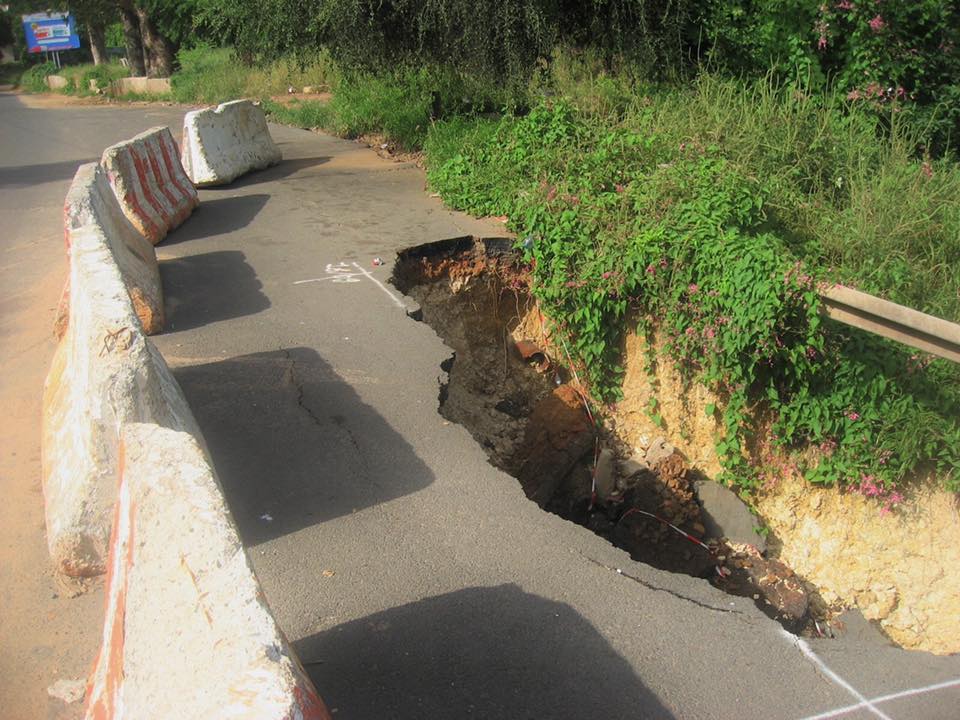 (PHOTOS) Alerte - Effondrement de la Corniche Est: Un risque d’avoir une rupture totale de la voie