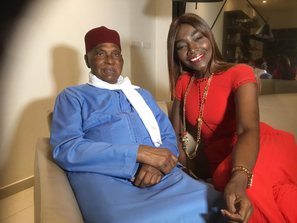 (PHOTOS) - Audience: Le président Abdoulaye Wade reçoit la chanteuse Coumba Gawlo Seck
