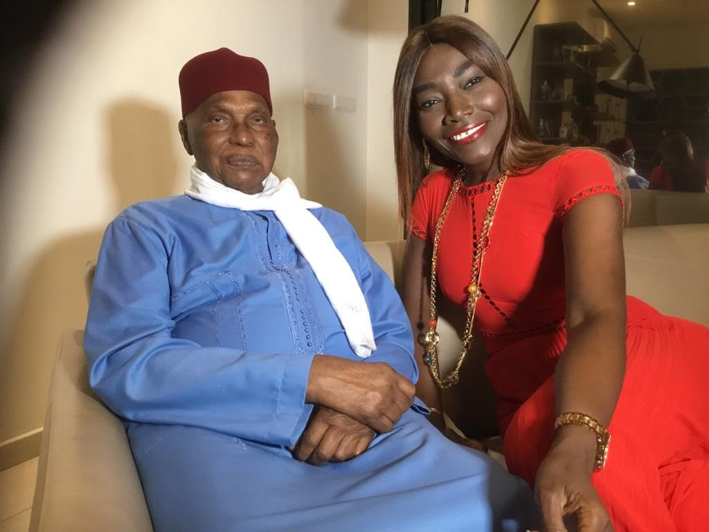 (PHOTOS) - Audience: Le président Abdoulaye Wade reçoit la chanteuse Coumba Gawlo Seck
