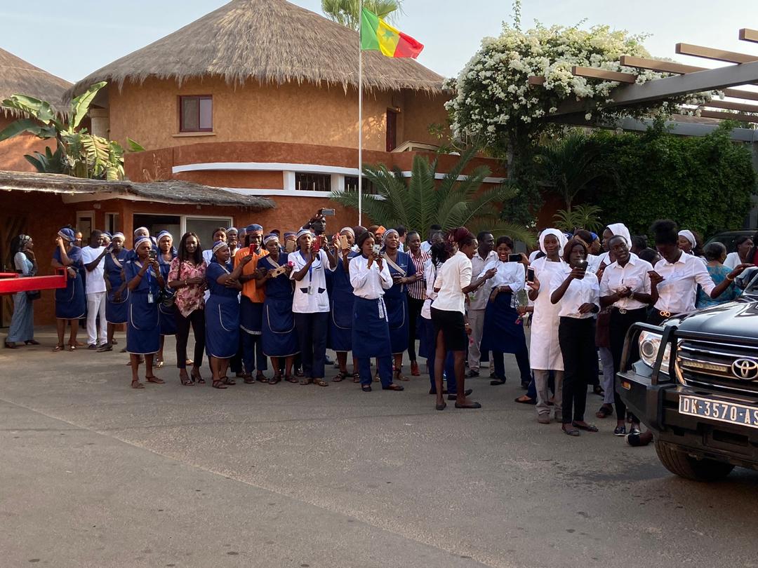 (PHOTOS) Départ des Lions - Restauration à 6 étoiles: Les Lions satisfaits des services du Lamantin Beach, l’immortalisent avec des clichés (PHOTOS) Départ des Lions - Restauration à 6 étoiles: Les Lions satisfaits des services du Lamantin Beach, l’immortalisent avec des clichés