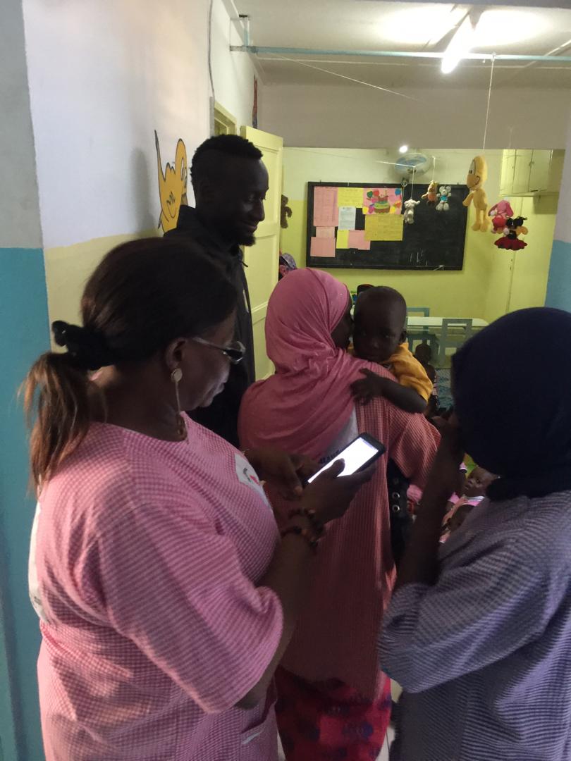 PHOTOS - L'international Famara Diédhiou a fait un tour dans quelques écoles au chevet des mômes à Dakar suit à son triplet d’hier