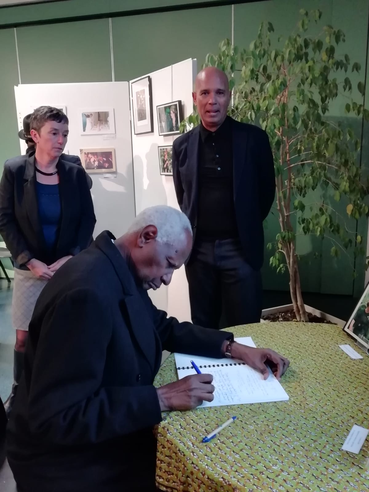 L’ancien Président Abdou Diouf et Mme Elisabeth Diouf à la messe donnée pour Mme Colette Hubert Senghor à Verson par sa famille française