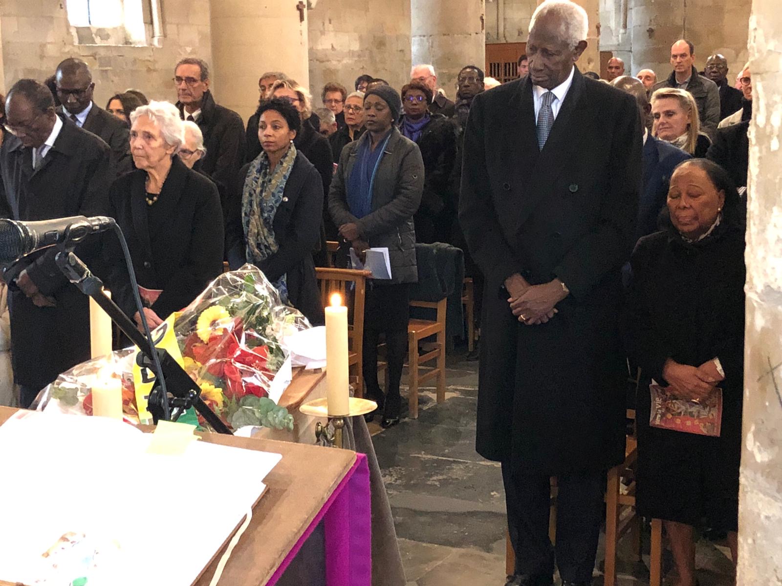 L’ancien Président Abdou Diouf et Mme Elisabeth Diouf à la messe donnée pour Mme Colette Hubert Senghor à Verson par sa famille française