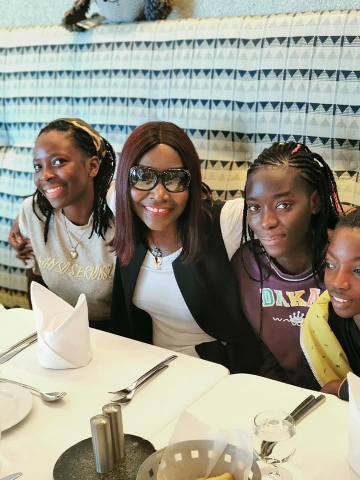 PHOTOS - Coumba Gawlo Seck en toute complicité avec ses enfants, dans un restaurant