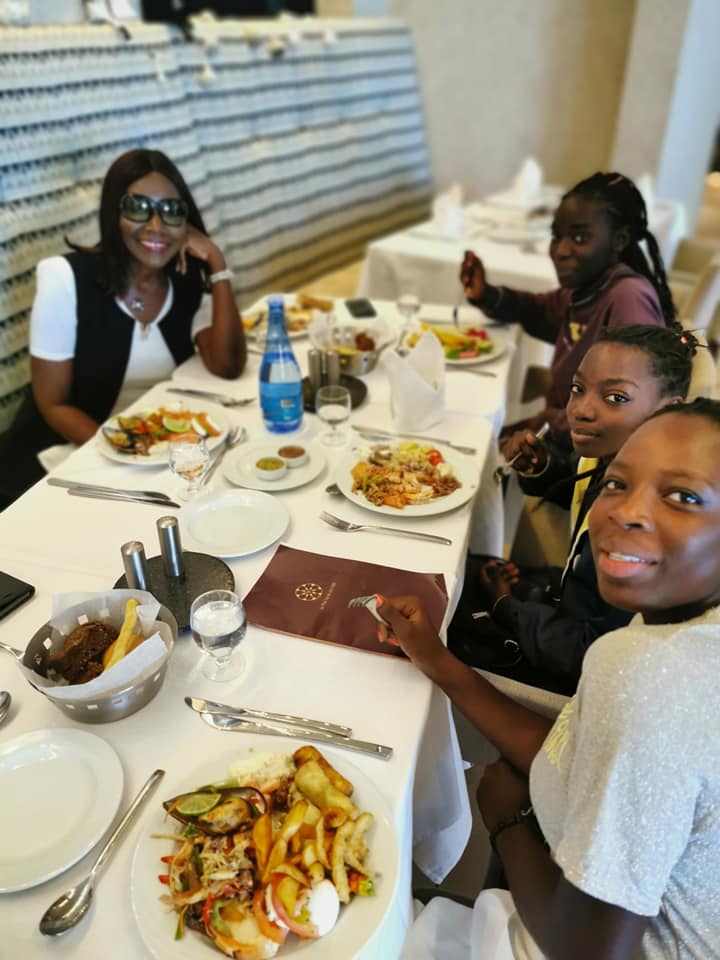 PHOTOS - Coumba Gawlo Seck en toute complicité avec ses enfants, dans un restaurant