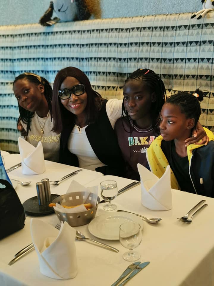 PHOTOS - Coumba Gawlo Seck en toute complicité avec ses enfants, dans un restaurant