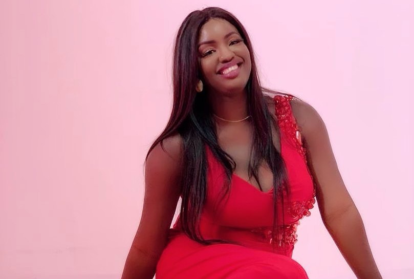 PHOTOS - Fifi de la série "Wiri Wiri" en mode rouge danger, fait sensation sur la toile PHOTOS - Fifi de la série "Wiri Wiri" en mode rouge danger, fait sensation sur la toile