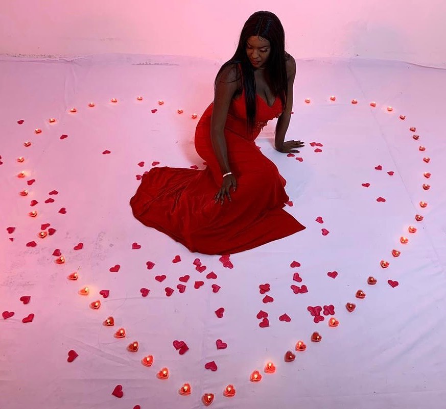 PHOTOS - Fifi de la série "Wiri Wiri" en mode rouge danger, fait sensation sur la toile PHOTOS - Fifi de la série "Wiri Wiri" en mode rouge danger, fait sensation sur la toile