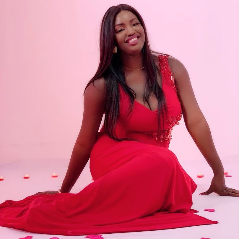 PHOTOS - Fifi de la série "Wiri Wiri" en mode rouge danger, fait sensation sur la toile PHOTOS - Fifi de la série "Wiri Wiri" en mode rouge danger, fait sensation sur la toile