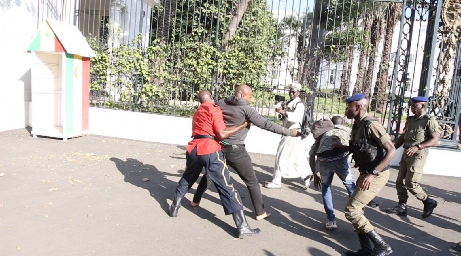 Arrêtés devant le Palais: Guy Marius Sagna et Cie en garde-à-vue 