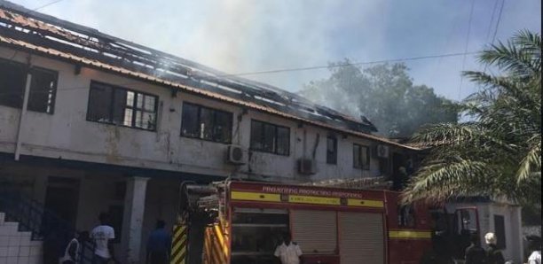 (Photos): Le Ministère de la Pêche gambien ravagé par un violent incendie 