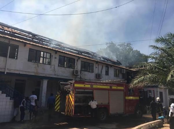 (Photos): Le Ministère de la Pêche gambien ravagé par un violent incendie 