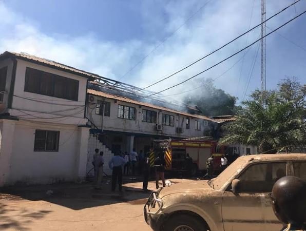 (Photos): Le Ministère de la Pêche gambien ravagé par un violent incendie 