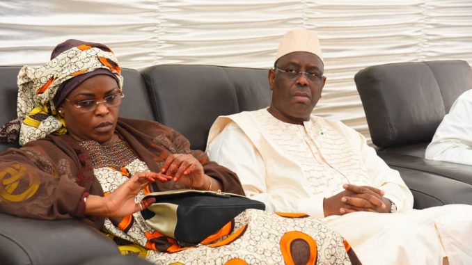 ¨PHOTOS  - Macky Sall, en compagnie de Marième Faye présente ses condoléances à la famille de Khalil, un ami d'Amadou Sall