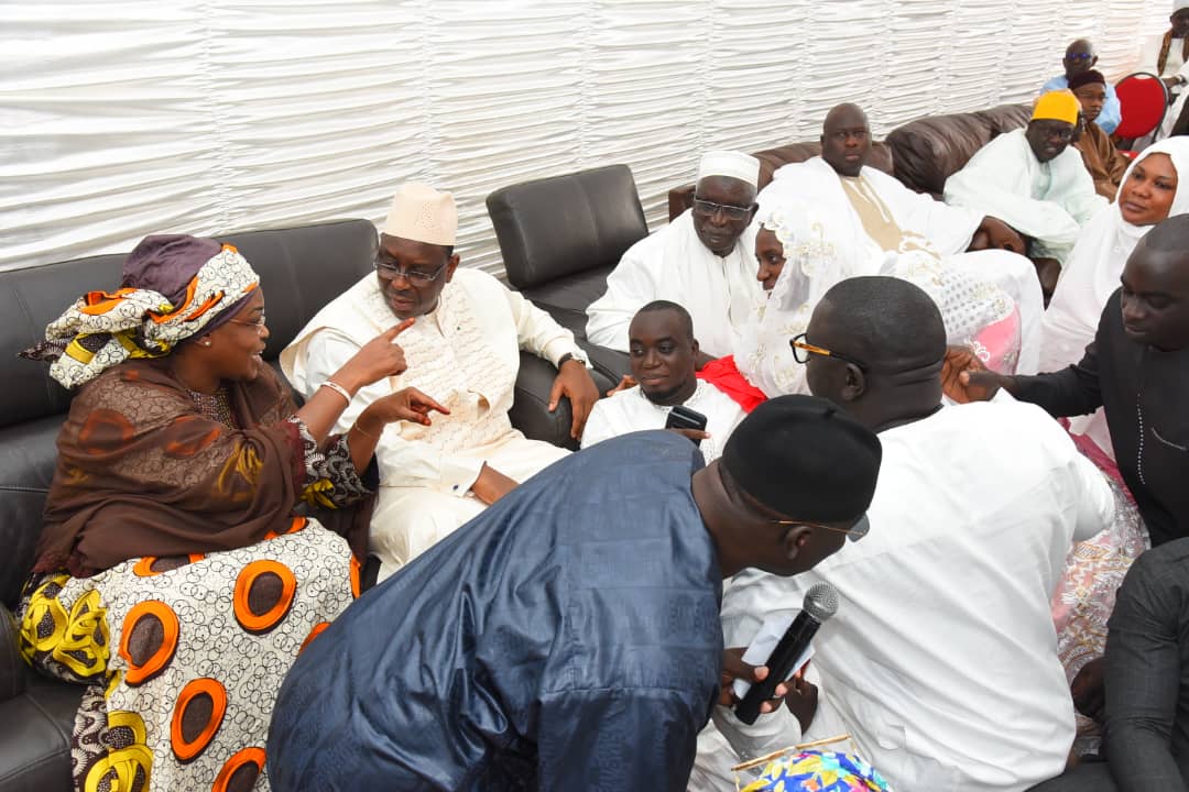 ¨PHOTOS  - Macky Sall, en compagnie de Marième Faye présente ses condoléances à la famille de Khalil, un ami d'Amadou Sall