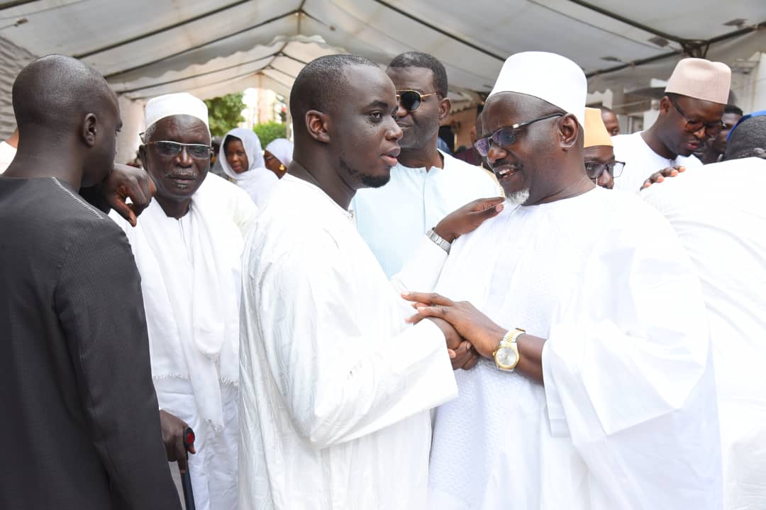 ¨PHOTOS  - Macky Sall, en compagnie de Marième Faye présente ses condoléances à la famille de Khalil, un ami d'Amadou Sall