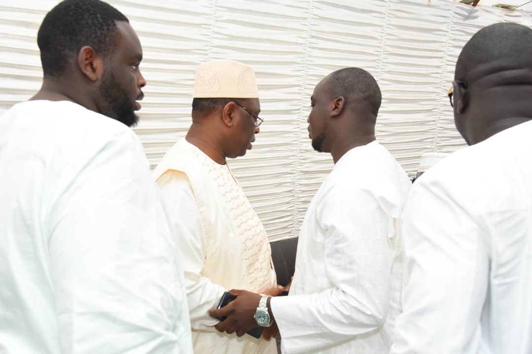 ¨PHOTOS  - Macky Sall, en compagnie de Marième Faye présente ses condoléances à la famille de Khalil, un ami d'Amadou Sall