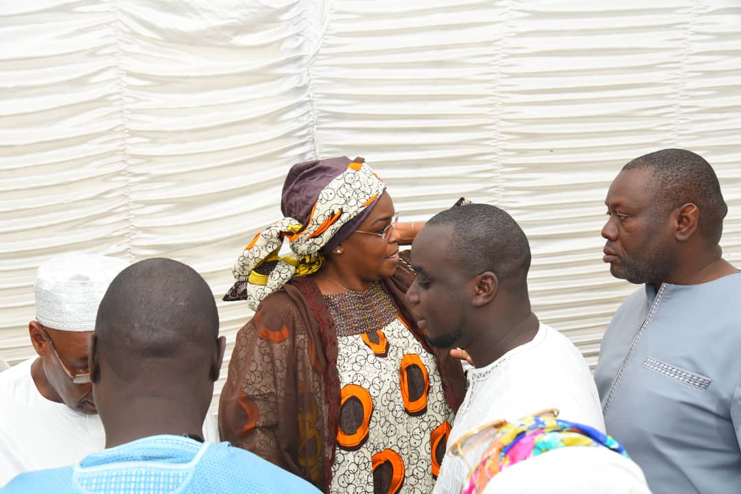 ¨PHOTOS  - Macky Sall, en compagnie de Marième Faye présente ses condoléances à la famille de Khalil, un ami d'Amadou Sall