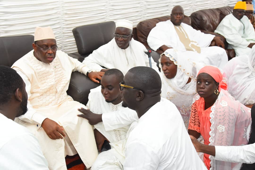 ¨PHOTOS  - Macky Sall, en compagnie de Marième Faye présente ses condoléances à la famille de Khalil, un ami d'Amadou Sall