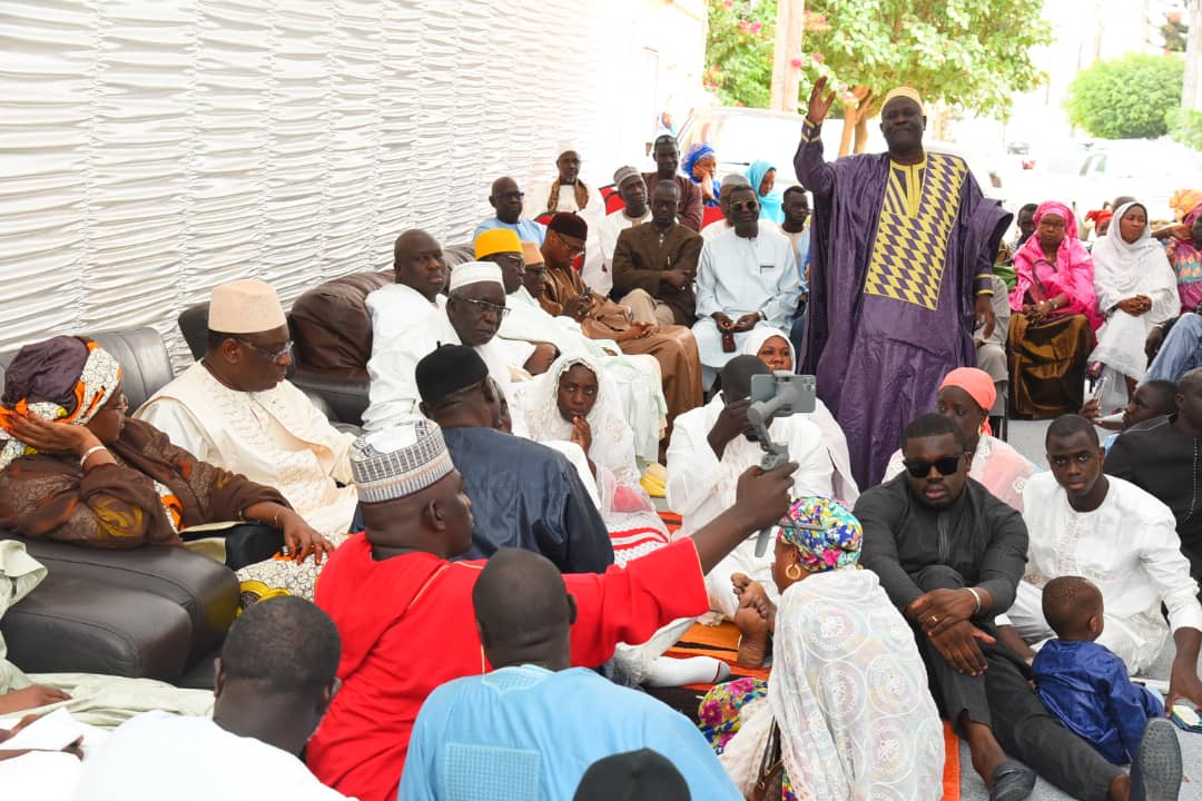 ¨PHOTOS  - Macky Sall, en compagnie de Marième Faye présente ses condoléances à la famille de Khalil, un ami d'Amadou Sall