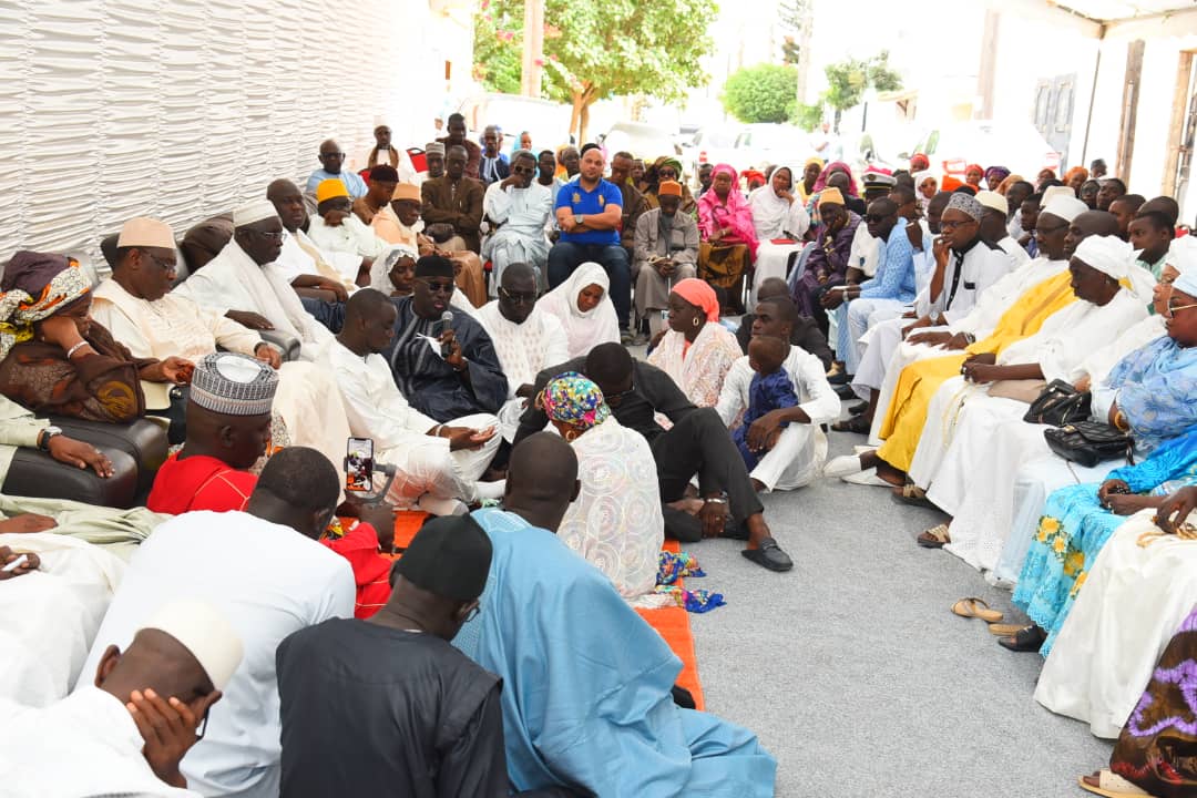 ¨PHOTOS  - Macky Sall, en compagnie de Marième Faye présente ses condoléances à la famille de Khalil, un ami d'Amadou Sall