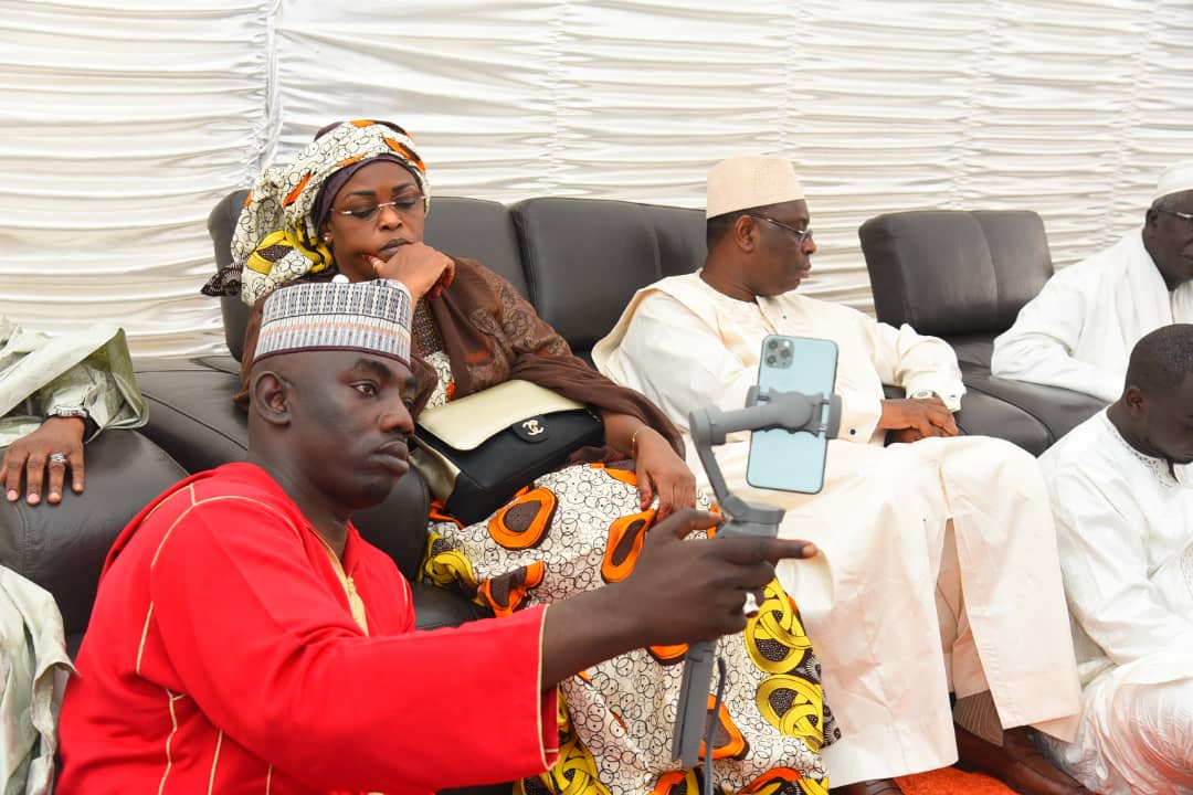 ¨PHOTOS  - Macky Sall, en compagnie de Marième Faye présente ses condoléances à la famille de Khalil, un ami d'Amadou Sall